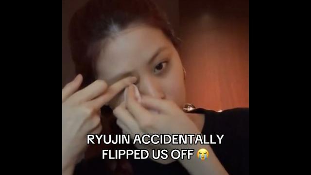 Thank god she realized #itzy #ryujin Thank god she realized #itzy #ryujin