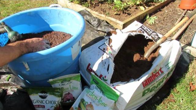 How to organically prepare peat moss for container/ raised bed gardens - the rusted garden 2013 How to organically prepare peat moss for container/ raised bed gardens - the rusted garden 2013