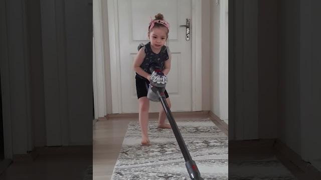 Dyson süpürgeyi deniyoruz temizlik yaparken ev ahalisine söylenmek ruhumuzda var #reklamdeğildir Dyson süpürgeyi deniyoruz temizlik yaparken ev ahalisine söylenmek ruhumuzda var #reklamdeğildir