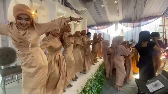 Goyang pargoi bikin melongo bokong semok bridesmaid joget paling heboh #seputarweddingviral Goyang pargoi bikin melongo bokong semok bridesmaid joget paling heboh #seputarweddingviral
