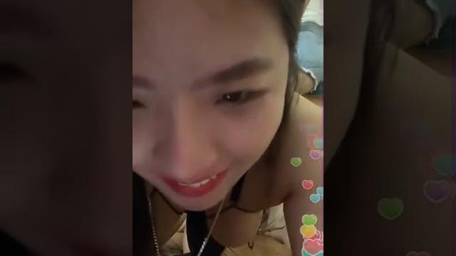 Gadi seksi live bigo, tanpa sadar puting susu kemana mana !!!! Gadi seksi live bigo, tanpa sadar puting susu kemana mana !!!!