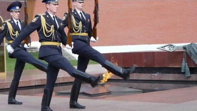 Почетный караул у могилы неизвестного солдата. Почетный караул у могилы неизвестного солдата.