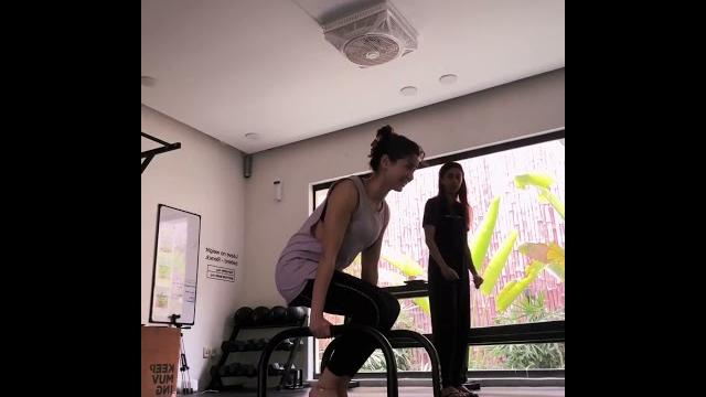 Hania do workout at home #haniaamir Hania do workout at home #haniaamir
