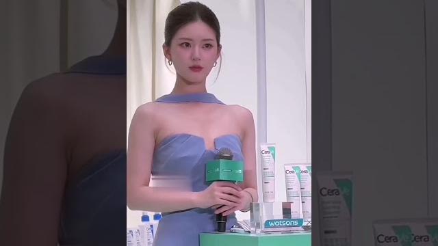 【赵露思】活动现场怼脸盯,这是懂“盯”的宝藏女孩 【赵露思】活动现场怼脸盯,这是懂“盯”的宝藏女孩