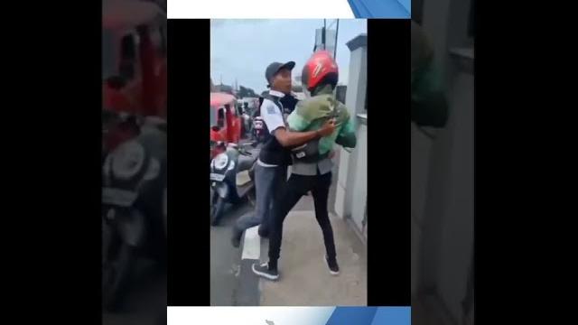 Para pelajar sok jagoan bergaya di jalanan, kena mental saat diajak duel warga yang geram Para pelajar sok jagoan bergaya di jalanan, kena mental saat diajak duel warga yang geram