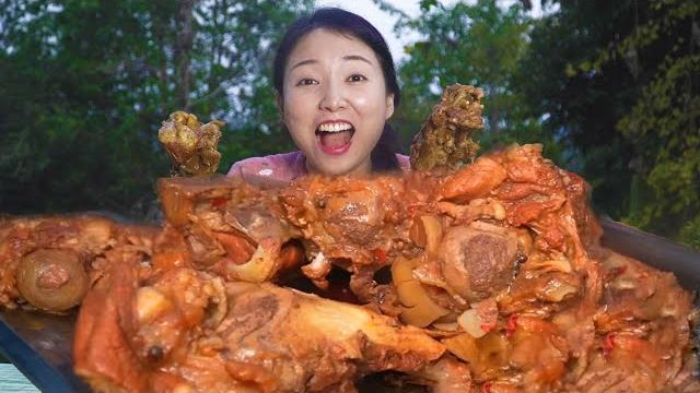 天冷了弄个肉香浓郁的酱大骨吃,一口全是嘎嘎,呼呼吸骨髓太爽了【市民朱小雨】 天冷了弄个肉香浓郁的酱大骨吃,一口全是嘎嘎,呼呼吸骨髓太爽了【市民朱小雨】