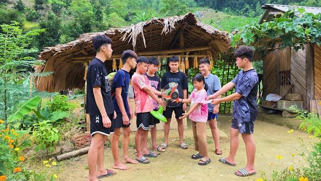 "a touching story: tieu han receives help from kind young people in the scorching heat 40°c" "a touching story: tieu han receives help from kind young people in the scorching heat 40°c"