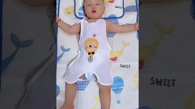 天热了家里有爱出汗的#宝宝凉席 要准备 凉而不冰 冰丝柔软又透气 可机洗 让宝宝舒服睡觉觉#母婴好物 天热了家里有爱出汗的#宝宝凉席 要准备 凉而不冰 冰丝柔软又透气 可机洗 让宝宝舒服睡觉觉#母婴好物