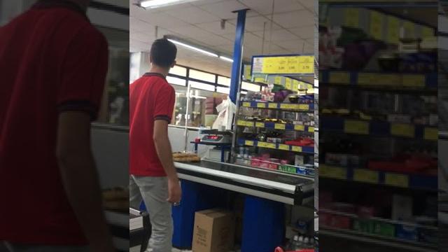 Bi̇m”de çalişan müşteri̇yle kavga edi̇yor Bi̇m”de çalişan müşteri̇yle kavga edi̇yor
