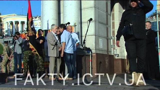 Правый сектор собрал вече на майдане Правый сектор собрал вече на майдане