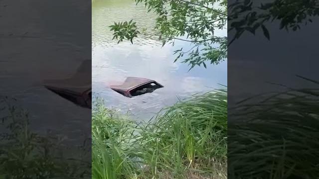 4 трупа: автомобиль в воде нашли отдыхающие на пляже у подвесного моста на намыве в белой калитве. 4 трупа: автомобиль в воде нашли отдыхающие на пляже у подвесного моста на намыве в белой калитве.
