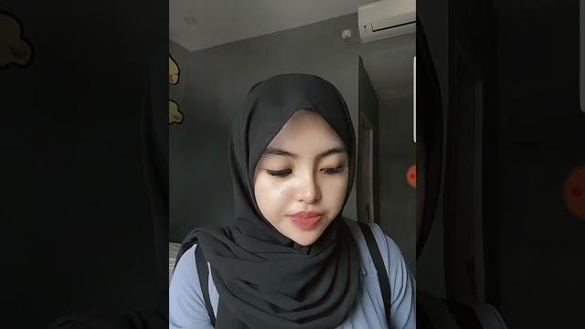 Nanda live tobrut keliatan belahannya Nanda live tobrut keliatan belahannya