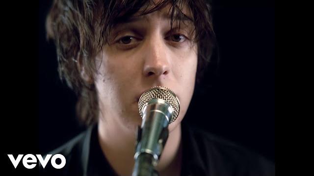 The strokes - reptilia (official hd video) The strokes - reptilia (official hd video)