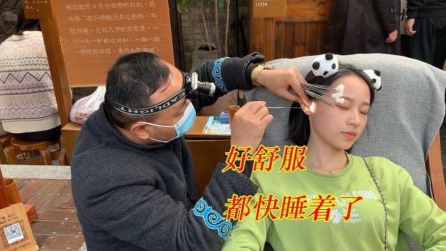 型男带秋子一行人逛宽窄巷子吃美食,娜娜体验特色采耳,太舒服了 型男带秋子一行人逛宽窄巷子吃美食,娜娜体验特色采耳,太舒服了