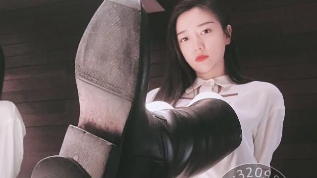 莲下淤清 2024 04 23 户外 逛街 棕色马丁靴 莲下淤清 2024 04 23 户外 逛街 棕色马丁靴