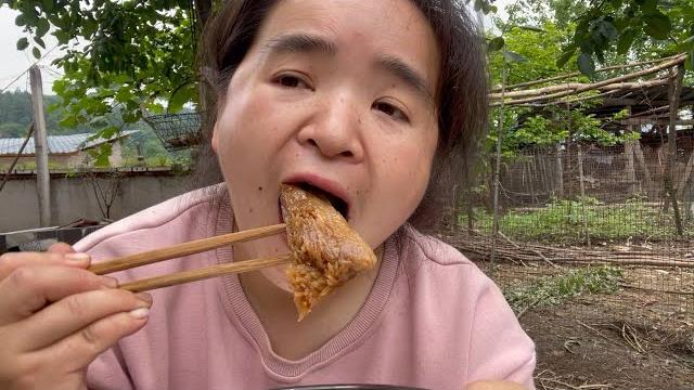 苗大姐的早餐,两个肉粽4个杏子,减肥越来越成功了 苗大姐的早餐,两个肉粽4个杏子,减肥越来越成功了