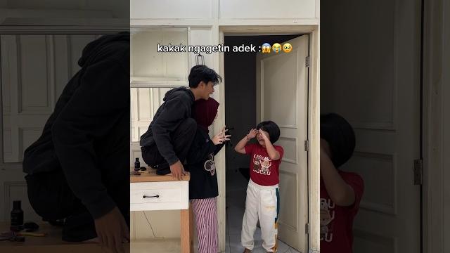 Adek ngagetin kakak vs kakak ngagetin adek Adek ngagetin kakak vs kakak ngagetin adek