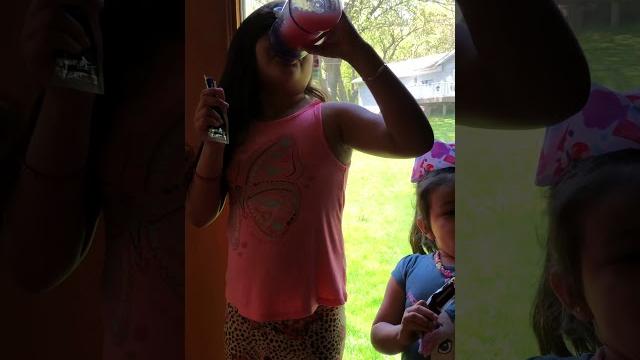 Mis niñas probando omlplus. Mis niñas probando omlplus.