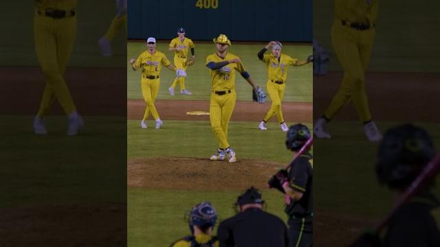 “tipsy” in-game dance! #savannahbananas #dance #bananaball #baseball #mlb #pitching #party #country “tipsy” in-game dance! #savannahbananas #dance #bananaball #baseball #mlb #pitching #party #country