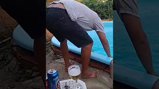 Sunga do qc , bebendo água da piscina... Sunga do qc , bebendo água da piscina...