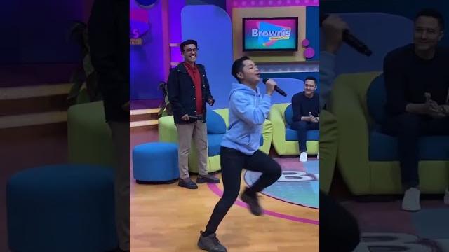 Ulat bulu pembuktian bernyanyinya di brownis trans tv ! #shortvideo #viral #share #trending #youtube Ulat bulu pembuktian bernyanyinya di brownis trans tv ! #shortvideo #viral #share #trending #youtube