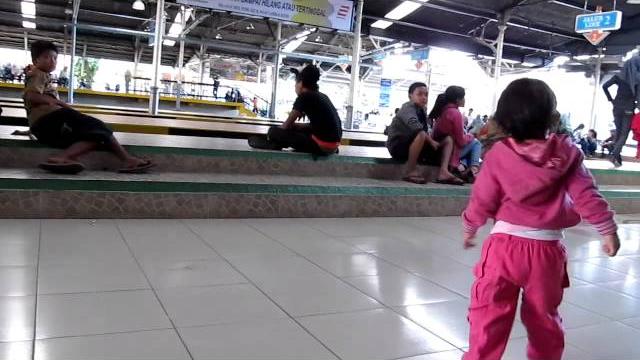 Ellova running in bandung station Ellova running in bandung station