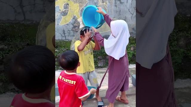 Azka di siram air sama tepung saat ultah #viral #comedy #azka #trending #miholstory #funny Azka di siram air sama tepung saat ultah #viral #comedy #azka #trending #miholstory #funny