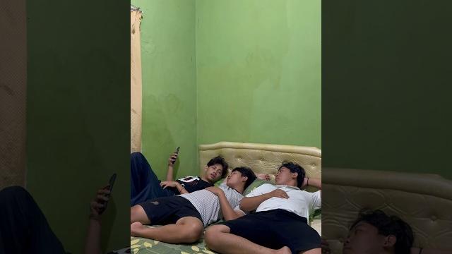 Siapa nih yang pernah ngajakin temen nginep buat bangu jaga rumah,komen!! #shrots #lucu #komedi Siapa nih yang pernah ngajakin temen nginep buat bangu jaga rumah,komen!! #shrots #lucu #komedi