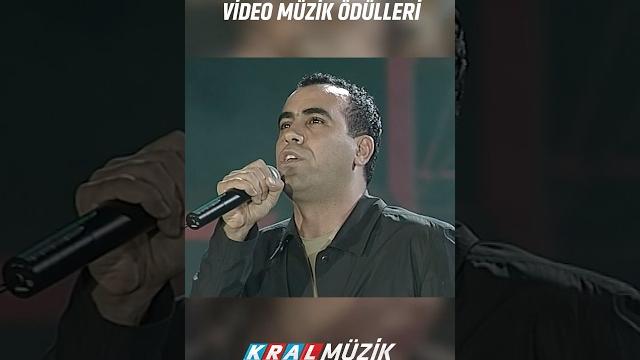 Haluk levent’in “acılara tutunmak” performansıyla 2002 yılı kral müzik ödülleri’ndeyiz… Haluk levent’in “acılara tutunmak” performansıyla 2002 yılı kral müzik ödülleri’ndeyiz…