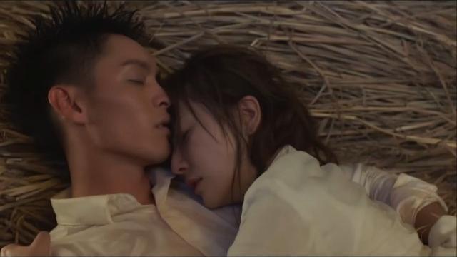 Ceo is injured and loses heat on a deserted island, female lead uses her body to warm him all night! Ceo is injured and loses heat on a deserted island, female lead uses her body to warm him all night!