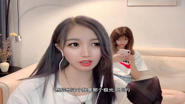 女生长筒袜黑色和白色哪个更好看? 女生长筒袜黑色和白色哪个更好看?