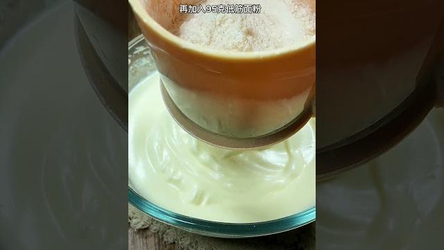 带有儿时回忆的蜂蜜纸杯小蛋糕 全蛋打发操作简单 食材 鸡蛋4个 细砂糖50克 蜂蜜35克 柠檬汁几滴 或者白醋 低筋面粉95克 玉米淀粉20克 泡打粉1 5克 小苏打1克 玉米油40克 i7上火170 带有儿时回忆的蜂蜜纸杯小蛋糕 全蛋打发操作简单 食材 鸡蛋4个 细砂糖50克 蜂蜜35克 柠檬汁几滴 或者白醋 低筋面粉95克 玉米淀粉20克 泡打粉1 5克 小苏打1克 玉米油40克 i7上火170