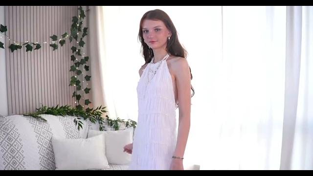 Rainha da expressão em vestido branco Rainha da expressão em vestido branco