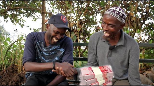 Sekatawa faani we amuwadde emitwalo 500,000. Sekatawa faani we amuwadde emitwalo 500,000.
