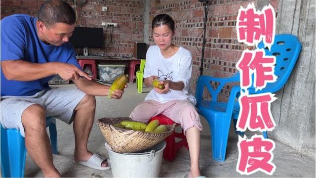 乡村4娃宝妈拿自种的黄瓜制作瓜皮,腌晒2天才能看到成品【一帆妈妈】 乡村4娃宝妈拿自种的黄瓜制作瓜皮,腌晒2天才能看到成品【一帆妈妈】