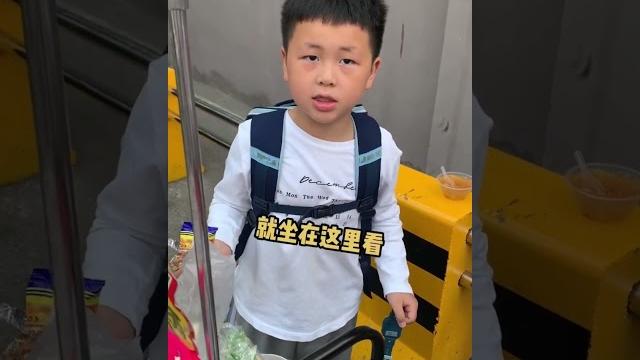 小学门口一块钱一碗的红薯粉,遇到一个巨可爱的小盆友 小学门口一块钱一碗的红薯粉,遇到一个巨可爱的小盆友