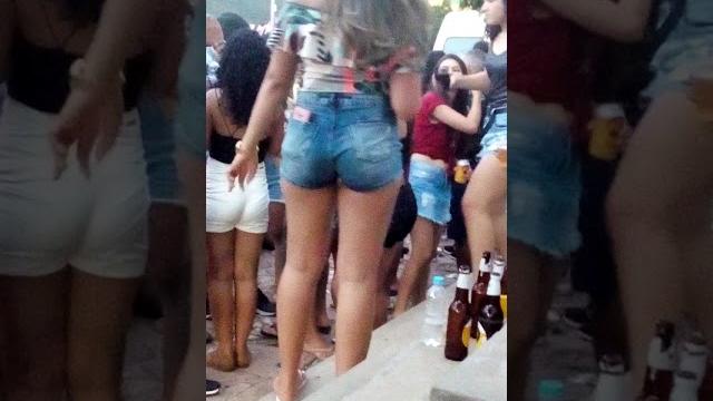 Novinha gostoza dançando no bloco Novinha gostoza dançando no bloco