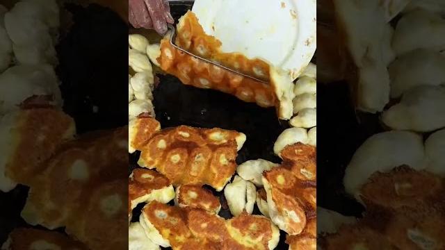 山东大集5毛一个的牛肉水煎包,太馋人了!#路边摊美味 山东大集5毛一个的牛肉水煎包,太馋人了!#路边摊美味
