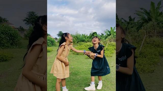 Pov ketika fotografer suruh ketawa biar foto nya terlihat natural hehe. #alunadanamanda #shorts Pov ketika fotografer suruh ketawa biar foto nya terlihat natural hehe. #alunadanamanda #shorts