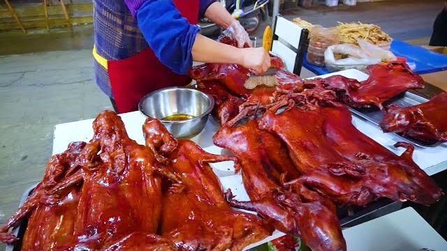 不做酒店大厨,却在菜市场烤兔子创业,阿姨靠30年手艺日卖上10000元 不做酒店大厨,却在菜市场烤兔子创业,阿姨靠30年手艺日卖上10000元