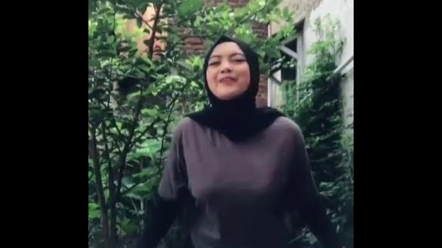 Jilbab sange-jilbob ketat bikin crottttt Jilbab sange-jilbob ketat bikin crottttt