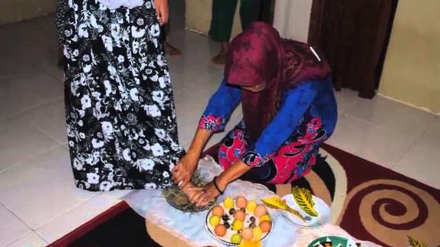 Upacara pembeatan "mandi lemon" - gorontalo Upacara pembeatan "mandi lemon" - gorontalo
