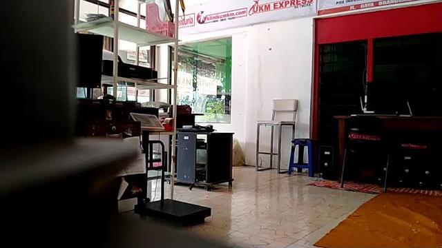 Lihat ada yang aneh dalam rekaman cctv ini Lihat ada yang aneh dalam rekaman cctv ini