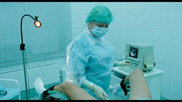 Woman gynecologist in surgical gloves examines a girl/женщина гинеколог в хирургических перчатках Woman gynecologist in surgical gloves examines a girl/женщина гинеколог в хирургических перчатках