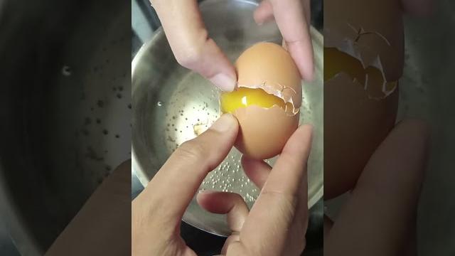 Cracking egg in boiling water #asmr #cracking #egg Cracking egg in boiling water #asmr #cracking #egg