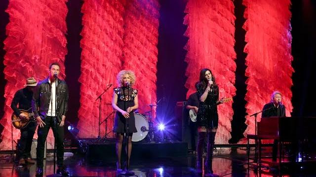 Little big town performs 'girl crush' Little big town performs 'girl crush'