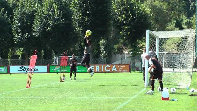 First training maarten stekelenburg at as roma.mp4 First training maarten stekelenburg at as roma.mp4
