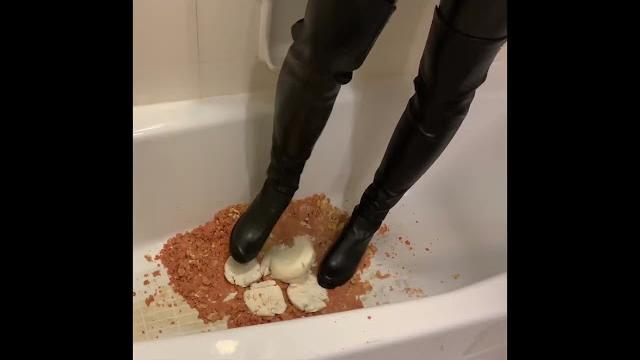 Over knee leather boots trample buns Over knee leather boots trample buns