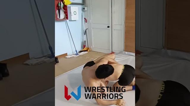 Brutal headscissor choke submission Brutal headscissor choke submission