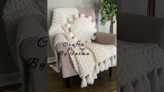 Pompom pillow cover #croche #crochet #crochetpillow Pompom pillow cover #croche #crochet #crochetpillow